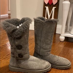 Ugg Bailey button triplet size 8
